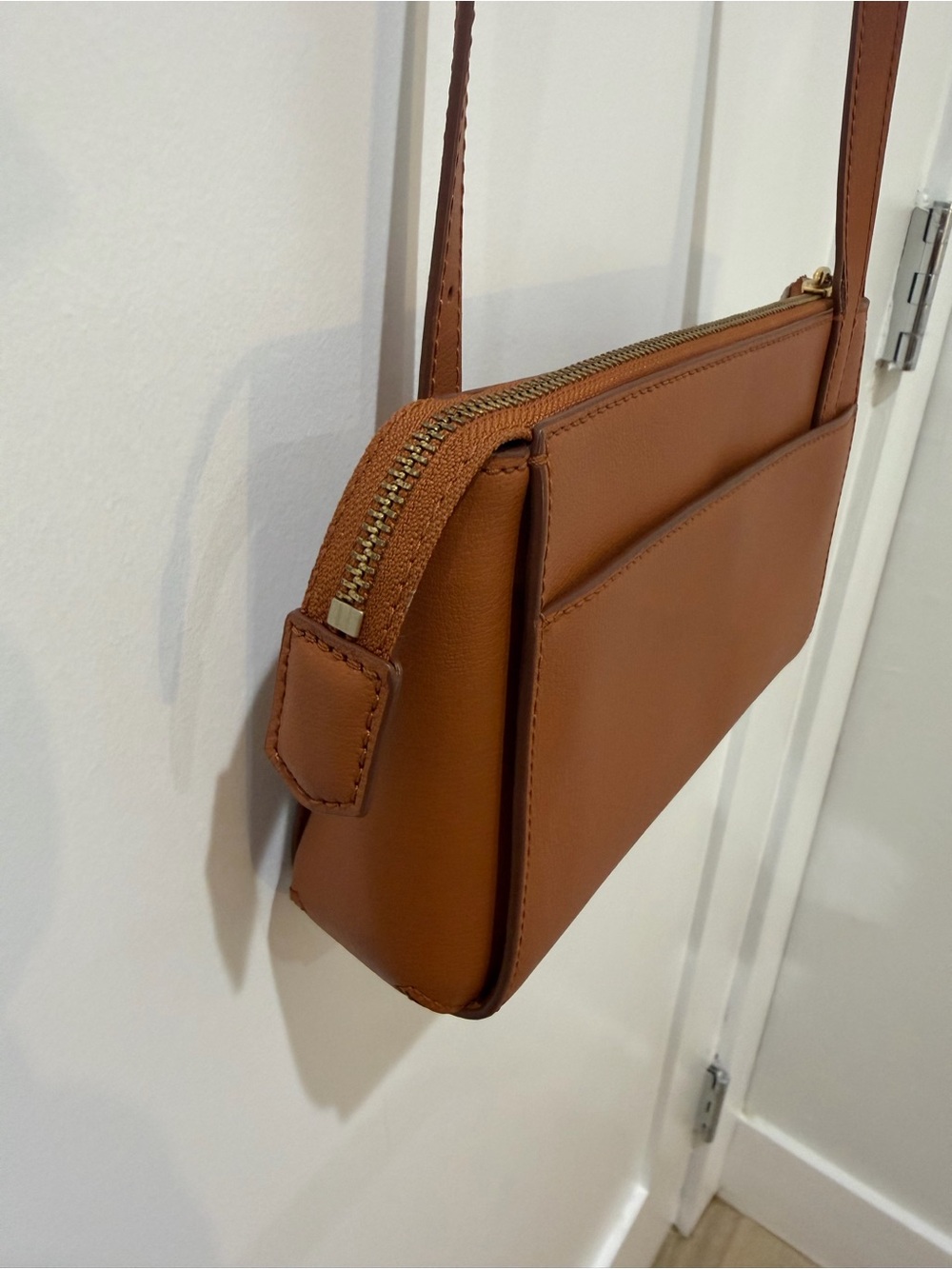 Marc Jacobs Tan Leather Crossbody Bag with Gold Hardware - Picture 3 of 11